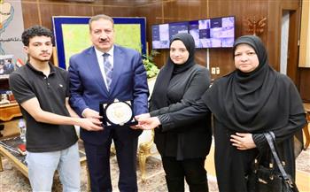 محافظ المنوفية يكرم أسرة مدير إدارة الباجور التعليمية الراحل تقديرًا لإخلاصه