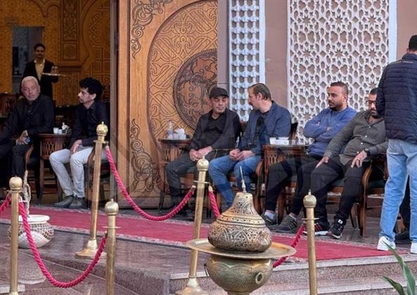 علاء مرسي أول الحاضرين في عزاء الفنان سليمان عيد بمسجد الشرطة |صور 