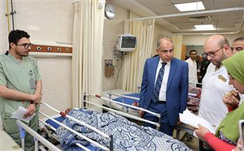 محافظ المنيا يزور مصابي حادث التصادم بالصحراوي الغربي.. ويوجه بالرعاية الكاملة لهم   