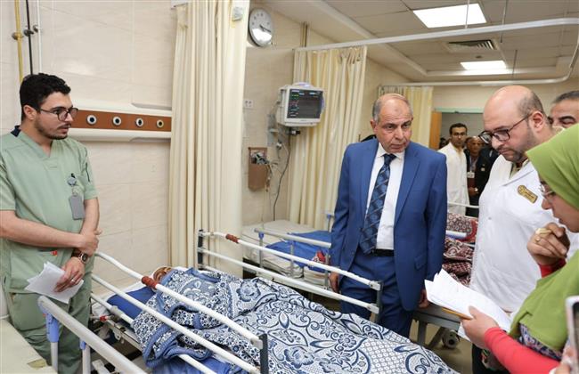 محافظ المنيا يزور مصابي حادث التصادم بالصحراوي الغربي.. ويوجه بالرعاية الكاملة لهم   
