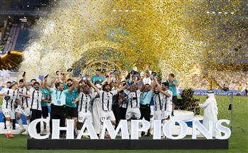 محمد النني يحتفل بلقب كأس الإمارات مع الجزيرة