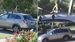 ضبط سيدة سمحت لنجلها بالجلوس أعلى سيارتها أثناء سيرها بالجيزة