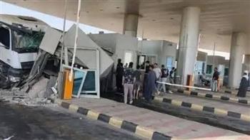 اقتحام سيارة نقل لغرفة تحصيل الرسوم بالطريق الأوسطي ونجاة الموظف بأعجوبة