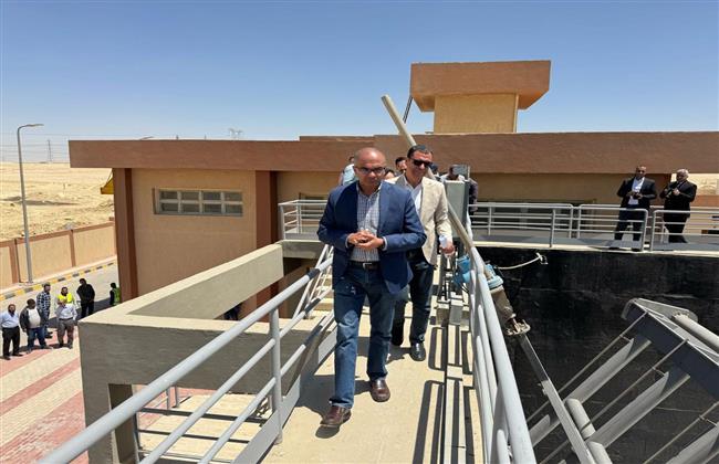 نائب وزير الإسكان يتفقد مشروعات الصرف الصحي بمبادرة حياة كريمة في الجيزة