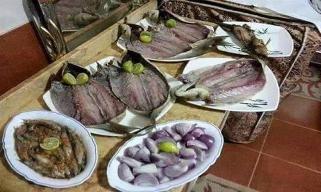«رنجة وخس وملانة وبيض ملوّن»  ميزانية عائلية لـ «شم النسيم»