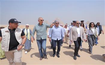 وزير السياحة يتفقد تدفق حركة الزيارة ويحرص على القيام بالتجربة السياحية كاملةً بالمنطقة