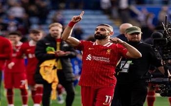 محمد صلاح يحتفل مع جمهور ليفربول بالاقتراب من حسم لقب الدوري الإنجليزي