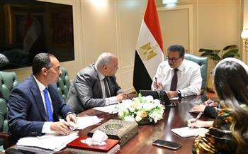 وزير الصحة يبحث مع المدير التنفيذي لصندوق التعويض عن مخاطر المهن الطبية وتطوير برامج التدريب وبيئة العمل