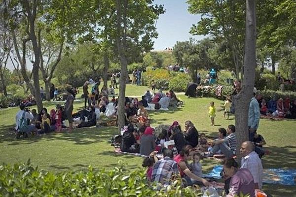 الحدائق والمتنزهات العامة بالمحافظات تشهد إقبالًا كبيرًا من المواطنين احتفالا بشم النسيم