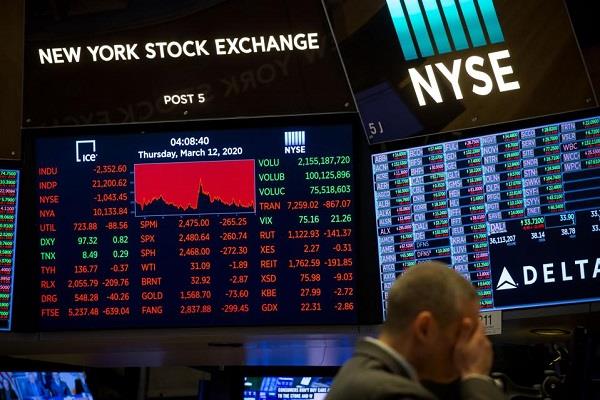  مؤشرات سوق المال الأمريكية تشهد المزيد من الخسائر على خلفية انتقادات ترامب لرئيس الاحتياطي الفيدرالي