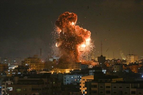 غارة لطيران الاحتلال على منطقة المواصي غربي خان يونس جنوبي قطاع غزة