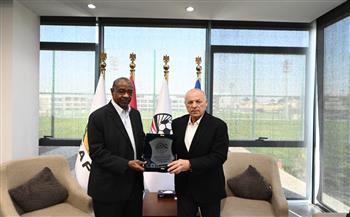 هاني أبو ريدة يلتقي رئيس الاتحاد السوداني