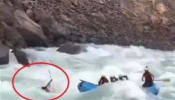 فيديو صادم.. مغامرة جنونية انتهت بشكل مأساوي في الهند