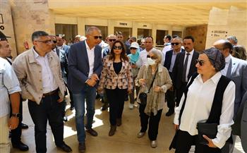 مستشارا رئيس الجمهورية ووزيرة التنمية المحلية ومحافظ الجيزة يتابعون أعمال تطوير المنطقة الأثرية بالأهرامات