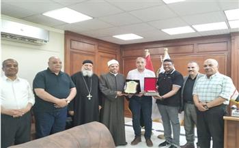 رئيس مدينة الغردقة يكرم وكيل وزارة الأوقاف تقدير لجهوده في خدمة المدينة 