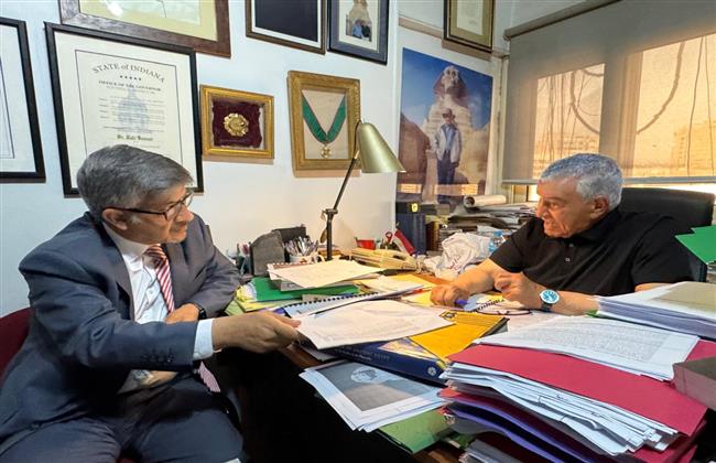 زاهي حواس يلتقي سفير باكستان لبحث سبل التعاون بين مؤسسة حواس للآثار والتراث  