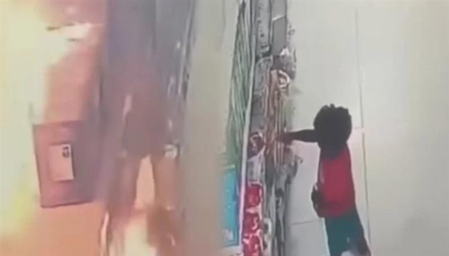لعب عيال يسبب كارثة في العراق.. حريق ضخم بسوبر ماركت (فيديو)