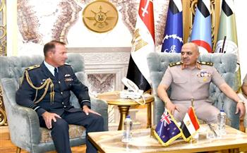 الفريق أحمد خليفة رئيس أركان حرب القوات المسلحة يلتقى قائد قوة دفاع نيوزيلندا