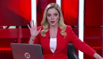 "اتصلوا بأمي".. مذيعة تركية تشعل الإنترنت برد فعلها بعد الزلزال (فيديو)