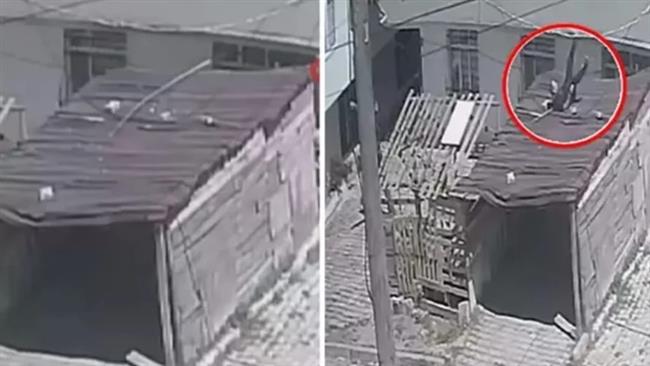 لحظات الرعب في تركيا.. رجل يقفز من النافذة هربًا من الزلزال (فيديو)