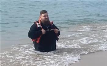 أمريكي ينجو بأعجوبة من رمال متحركة.. وصلت حتى خصره