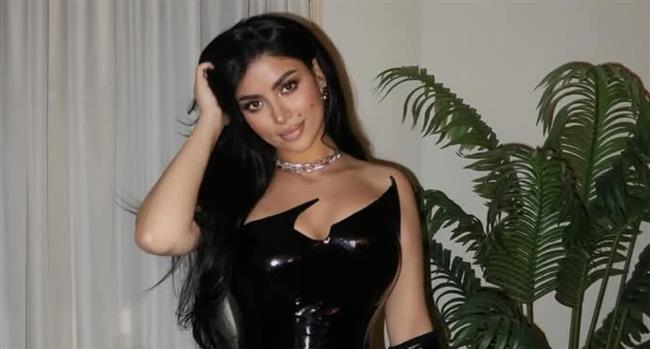 كارولين عزمي بإطلالة سوداء أنيقة