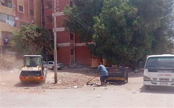 محافظ أسوان يوجه بالمتابعة الميدانية لمنظومة النظافة العامة ورفع الإشغالات بالمراكز والمدن