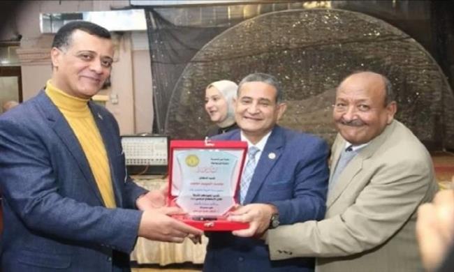 نقابة المعلمين بقنا تكرم مدير التعليم والقيادات التعليمية بالإدارات