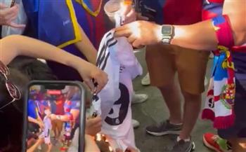 جماهير برشلونة تحرق قميص ريال مدريد قبل نهائي كأس إسبانيا