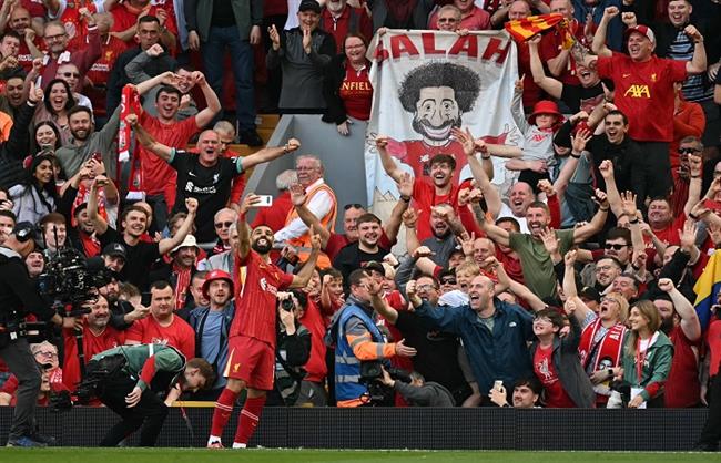 "صورة سيلفي".. محمد صلاح يحتفل مع جماهير ليفربول بهدفه في توتنهام