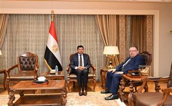وزير الرياضة يلتقي علاء مشرف لدعمه قبل انتخابات الاتحاد الدولي لتنس الطاولة