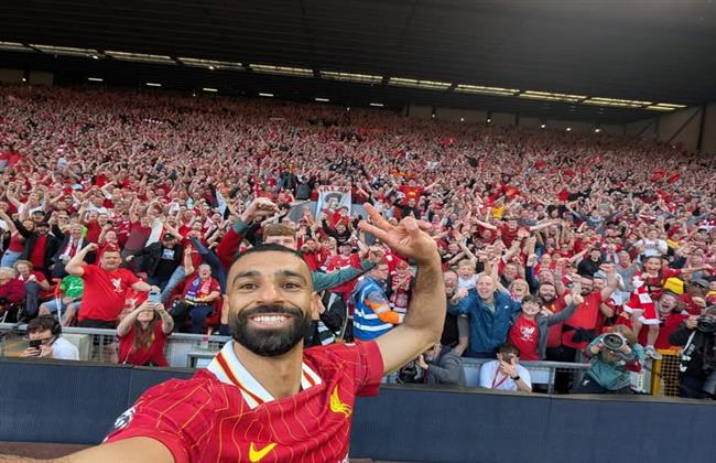 محمد صلاح يحتفل مع الجماهير بعد الفوز بلقب الدوري الإنجليزي