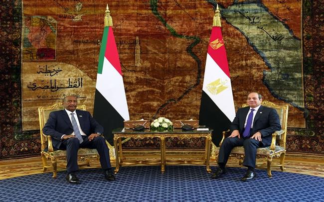 جلسة مباحثات مغلقة بين الرئيس السيسي والبرهان