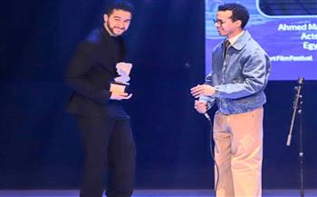 طه دسوقي يقدم تكريم أحمد مالك في الإسكندرية للفيلم القصير
