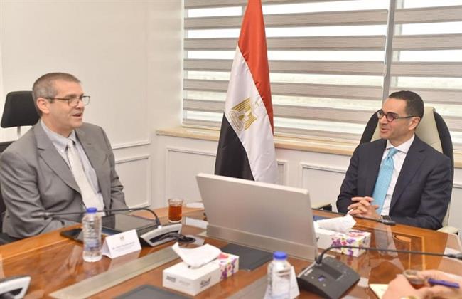 وزير الاستثمار يبحث مع المدير التنفيذي للجنة الاستشارية الدولية للقطن سبل تعزيز التعاون الدولي