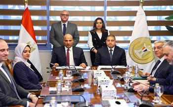 وزيرة التنمية المحلية تشهد توقيع عقد تأجير وحق الانتفاع لمشروع الـ30 مليون بيضة بالخانكة