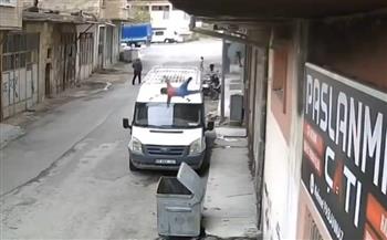 حاوية قمامة تنقذ طفلًا من الموت.. فيديو لا يُصدق