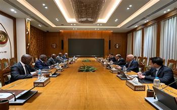 وزيرا خارجية مصر وأنجولا يعقدان جلسة مشاورات 