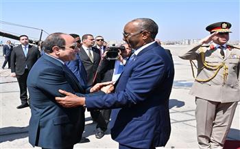 الرئيس السيسي يستقبل رئيس مجلس السيادة السوداني بمطار القاهرة