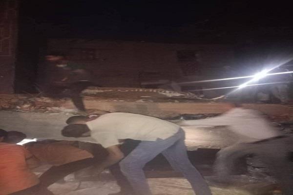 الحماية المدنية تستخرج 8 أشخاص عالقين أسفل عقار منهار في أسيوط 