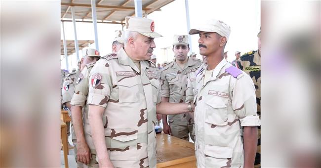 الفريق أحمد خليفة رئيس أركان حرب القوات المسلحة يتفقد المنظومة التعليمية بمعهد ضباط الصف المعلمين 