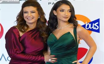 منال سلامة تحتفل مع ابنتها بمشاهدة «لن أعيش فى جلباب أبى» 