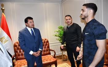 وزير الرياضة يلتقي بطل المصارعة مصطفى حسين ويوجه بدعم إعداده للأولمبياد| صور