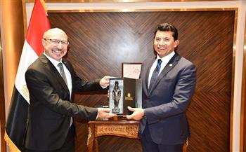 وزير الرياضة ورئيس الدولي للكاراتيه التقليدي بحثا استضافة مصر لكأس العالم 