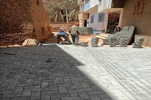 استكمال المرحلة الثانية لرصف أحياء موط القديمة بالإنترلوك في الوادي الجديد