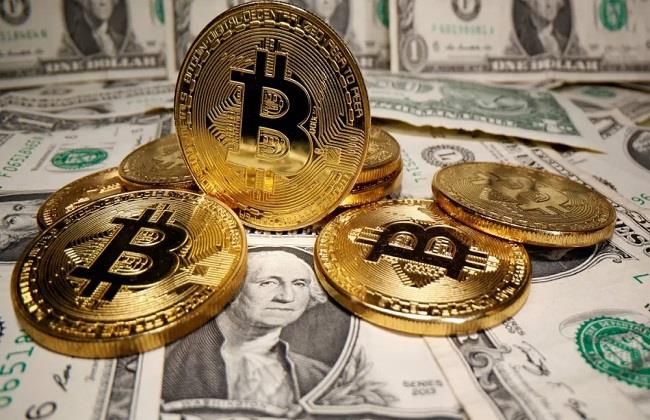 بتكوين تستقر قرب أعلى مستوياتها وسط ترقب لبيانات التضخم الأمريكية