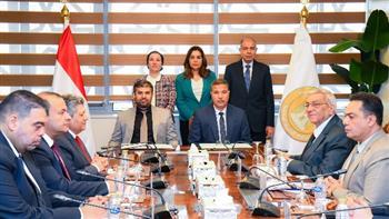 وزيرتا البيئة والتنمية المحلية ومحافظ المنيا يشهدون توقيع عقد إدارة وتشغيل مصنع تدوير المخلفات البلدية بالعدوة