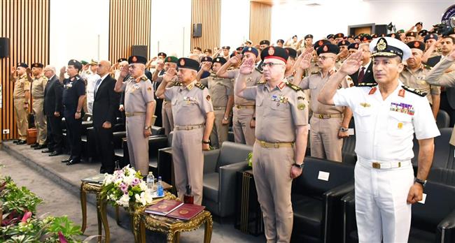 الفريق أول عبد المجيد صقر  يشهد مناقشة البحث الرئيسى لمركز الدراسات الاستراتيجية للقوات المسلحة 