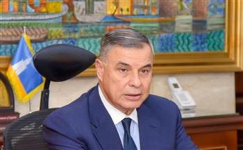 محافظ الإسكندرية يزور المواطن المصاب في انهيار عقار بحري ويقرر صرف تعويض له وتوفير فرصة عمل