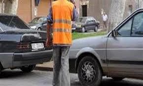 ضبط "منادي سيارات" غير مرخص يفرض رسوما غير قانونية على المواطنين في باب الشعرية